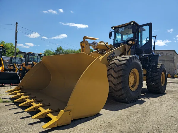 Фронтальный погрузчик SEM 660D