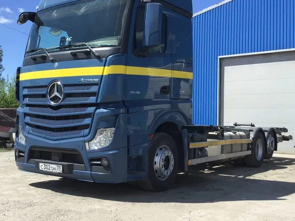 Контейнеровоз Mercedes-Benz Actros 2546