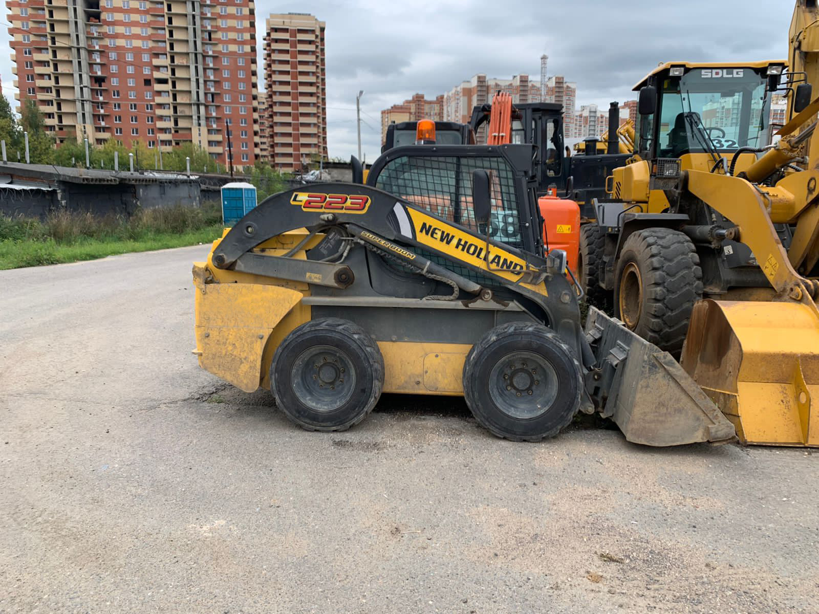 Мини-погрузчик New Holland L223