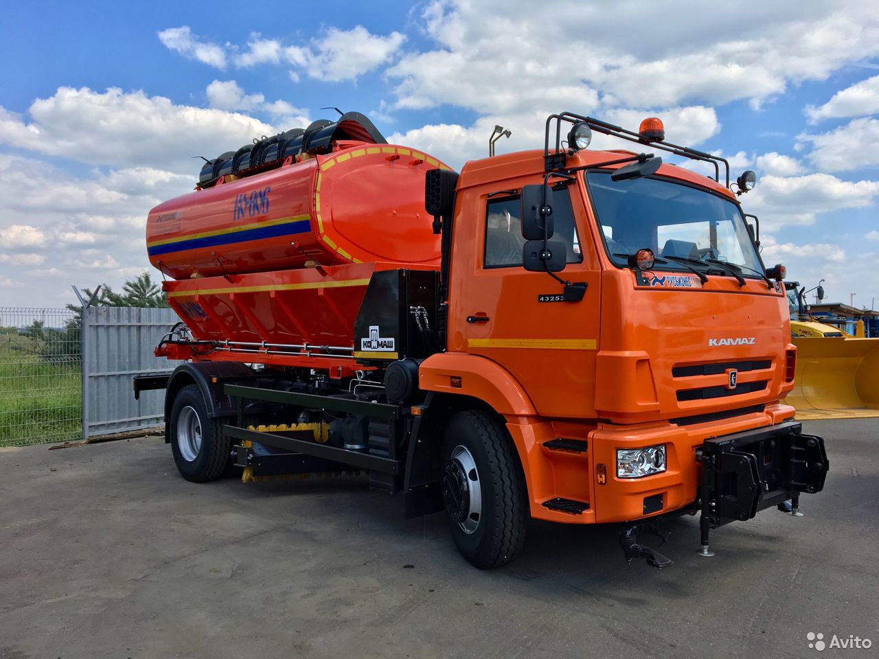Комбинированная дорожная машина КО-806-40 на шасси КамАЗ 53605